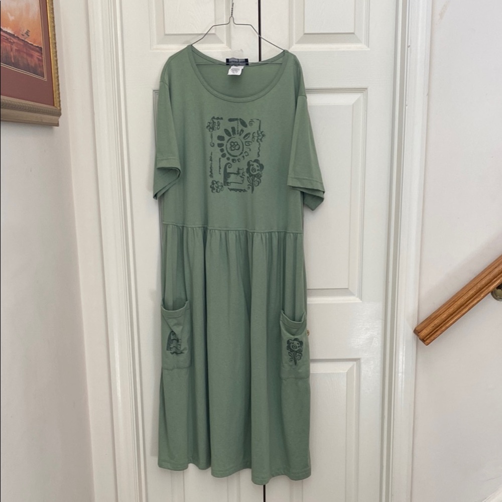 Green Casual Midi Dress with Crew Neck and Short Sleeves